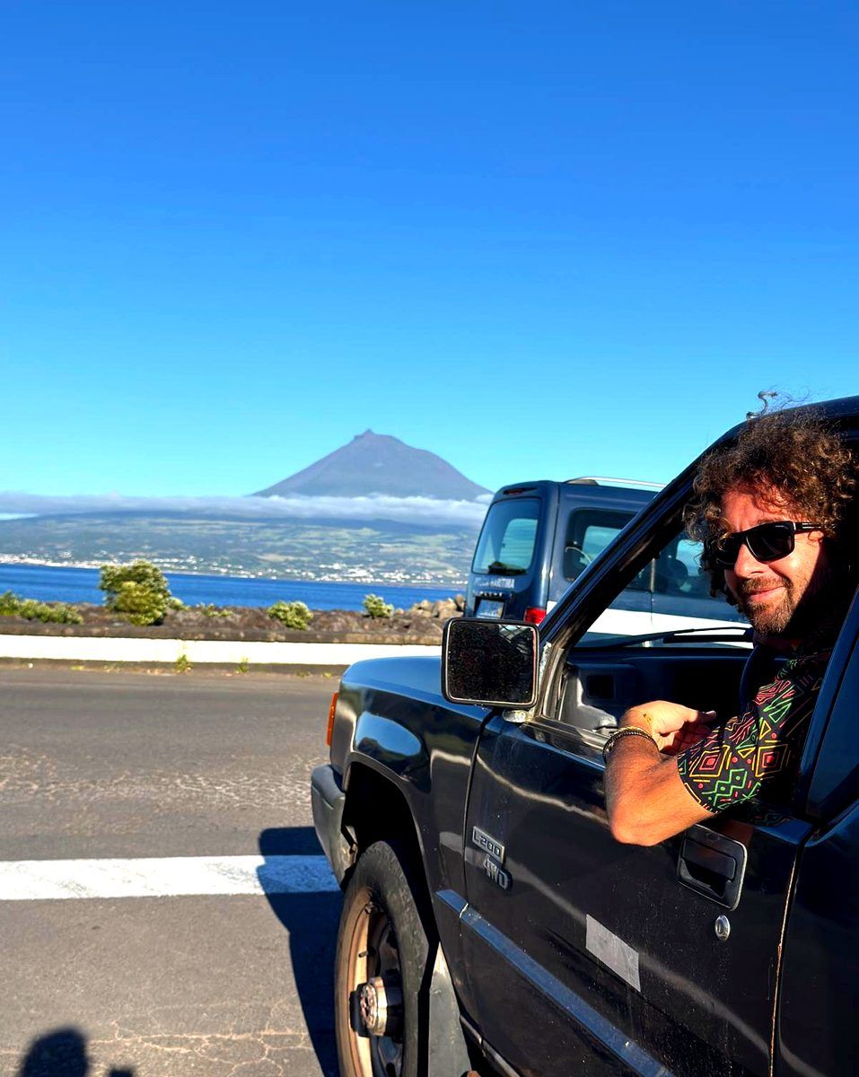 Merhi na sua pickup, com a Ilha do Pico ao fundo, Faial, Açores